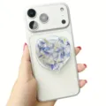 Gros plan d'un support de téléphone en cœur avec vraies fleurs bleues et feuilles d'or - Support Magnétique / Style Fleur Bleue 3