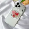 Primer plano de un soporte magnético para móvil en forma de corazón con flores reales en resina. - Soporte Magnético / Pétalo Rosa Rojo Pan de Oro