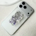 Vista dettagliata del supporto per telefono orso 3D con veri fiori secchi viola - Adesivo / Viola