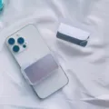 Detailweergave van universele matte opvouwbare spiegel backclip op witte smartphone - Matte Flip Cover Spiegel Telefoon Rugclip