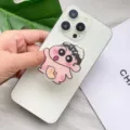 Nahaufnahme eines niedlichen Cartoon-Acryl-Handy-Griffs an einem weißen Smartphone - Badeschaum Küken Stil