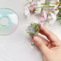 Detailansicht herzförmige Ausweishalterung mit echten blauen Trockenblumen und Grün. - Herz Echte Blume Ausweisjojo 7