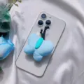 Primo piano di un simpatico supporto per telefono a forma di farfalla in tessuto blu - Supporto a gonfiabile / Farfalla in tessuto blu