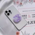 Vista dettagliata di un supporto per telefono pieghevole in acetato marmorizzato viola - Supporto a gonfiabile / Stampa Marmo Viola