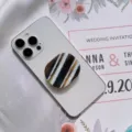 Dettaglio del supporto per telefono a strisce in acetato su smartphone bianco con fiori - Supporto a gonfiabile / Nero Giallo a Righe