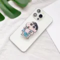 Nahaufnahme eines Acryl-Handyhalters mit Crayon Shin-chan-Motiv auf weißem Handy - Bad Elefant Stil
