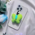 Primo piano di un simpatico supporto per telefono in tessuto a farfalla verde su smartphone - Supporto a gonfiabile / Farfalla in tessuto verde