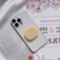 Supporto per telefono espandibile in acetato a righe premium su smartphone bianco - Supporto a gonfiabile / Strisce Gialle