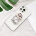 Nahaufnahme des Crayon Shin-chan Acryl-Handyhalters auf einem weißen Smartphone - Erweiterbarer Ständer / Schlafanzug Weißer Hund Stil