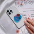 Supporto per telefono in acetato arcobaleno su uno smartphone bianco - Supporto a gonfiabile / Tie-dye Arcobaleno