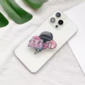 Nahaufnahme einer niedlichen Comic-Figur Acryl-Handyhalterung auf einem weißen Smartphone - Erweiterbarer Ständer / Rosa Schweinchen Stil
