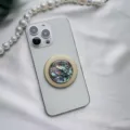 Dettaglio di un supporto per telefono magnetico con motivo a conchiglia e bordo dorato. - Supporto Rotondo / Conchiglia di Abalone Blu Base Oro Magnetica - Rotonda