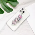 Hochwertige Crayon Shin-chan Acryl-Handyhalterung an einem weißen Smartphone befestigt - Erweiterbarer Ständer / Kandierte Früchte Stil