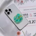 Vista dettagliata di un supporto per telefono in acetato marmorizzato verde su smartphone. - Supporto a gonfiabile / Marmo Verde Smeraldo
