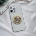 Vista dettagliata dell'impugnatura per cellulare in madreperla e oro - Supporto Rotondo / Conchiglia di Abalone Gialla Base Oro Magnetica - Rotonda