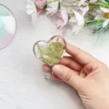 Nahaufnahme eines herzförmigen Ausweis-Jojo mit echten getrockneten Blumen - Herz Echte Blume Ausweisjojo 8
