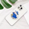 Nahaufnahme einer Crayon Shin-chan Cartoon Acryl Handyhalterung auf weißem Smartphone - Blaue Schuluniform Stil