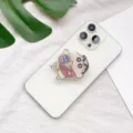 Detailansicht eines niedlichen Crayon Shin-chan Anime-Acryl-Pop-Sockets auf einem weißen Handy - Lustiger Hosenzieh-Stil
