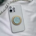 Dettaglio macro dell'elegante supporto magnetico per telefono con motivo a conchiglia. - Supporto Rotondo / Conchiglia di Capasanta Verde Base Oro Magnetica - Rotonda
