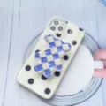 Primo piano di un supporto per telefono a forma di orso a scacchi blu con perle - Supporto per Airbag Orso / Orso a Quadri Viola