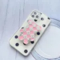 Dettaglio del supporto per telefono a forma di orsetto con motivo a scacchi rosa - Supporto per Airbag Orso / Orso a Quadri Rosa