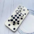 Vista dettagliata del supporto per telefono a forma di orso a scacchi con perle e pois - Supporto per Airbag Orso / Orso a Quadri Nero