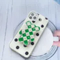 Dettaglio dell'impugnatura per telefono a forma di orso a scacchi verdi con perle - Supporto per Airbag Orso / Orso a Quadri Verde