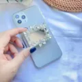 Gros plan sur un support de téléphone de luxe orné de cristaux avec miroir intégré - Support Extensible / Strass Carré