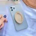 Gros plan détaillé du support de téléphone miroir ovale orné de perles et de strass - Support Extensible / Bordure Perle Ovale