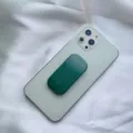 Supporto per cellulare ovale verde scuro opaco sul retro di uno smartphone bianco - Supporto Scorrevole / Verde militare