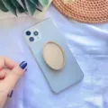 Vue détaillée d'un support de téléphone miroir ovale luxueux incrusté de strass brillant - Support Extensible / Bordure Diamant Ovale