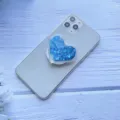 Nahaufnahme eines herzförmigen Telefonsockels mit funkelndem blauem Treibsand-Glitzer - Erweiterbarer Ständer / Blaues Herz Treibsand