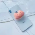 Gros plan d'un mignon support de téléphone ours en peluche rose sur un smartphone blanc - Support Extensible / Lapin Rose