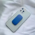 Dettaglio macro del supporto push-pull blu macaron per telefono su smartphone bianco - Supporto Scorrevole / Blu zaffiro