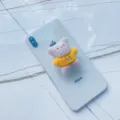 Détail d'un support de téléphone mignon en peluche ours gris sur un smartphone blanc moderne - Support Extensible / M Ours Jaune