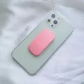 Vista dettagliata del supporto telefono rosa macaron su uno smartphone chiaro - Supporto Scorrevole / Rosa
