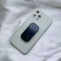 Dettaglio ravvicinato di un elegante supporto per telefono nero su uno smartphone - Supporto Scorrevole / Nero