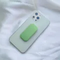 Vista dettagliata di un supporto per telefono verde menta color macaron su smartphone - Supporto Scorrevole / Verde matcha