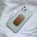 Primo piano del supporto per telefono rettangolare marrone sul retro dello smartphone - Supporto Scorrevole / Kaki