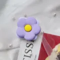 Close-up van een paarse bloemvormige inklapbare spiegeltelefoonhouder op wit gaas - Uitbreidbare Standaard / Paarse Bloem Met Spiegel