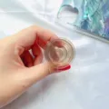 Macrobeeld van een heldere ronde telefoonhouder basis voor DIY hars telefoonaccessoires - Rond Met Groef / koffiekleur