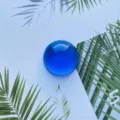Vista dall'alto di un supporto pieghevole per telefono a sfera di cristallo blu - Supporto a gonfiabile / Sfera di Cristallo Blu Scuro