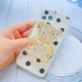 Primo piano del supporto per telefono a forma di orso con strass e fiocco dorato su custodia - Supporto a gonfiabile / Orso Strass Oro