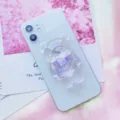 Primo piano di un supporto per telefono a forma di orso con fiocco olografico. - Supporto a gonfiabile / Orso Fiocco Viola