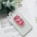 Dettaglio di un simpatico supporto per telefono espandibile a forma di orsetto rosa - Supporto Orso / Rosa Fucsia