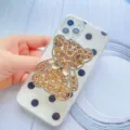 Dettaglio ravvicinato di un supporto per telefono a forma di orso con strass - Supporto a gonfiabile / Orso Strass Oro Antico