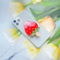 Gedetailleerde weergave van een schattige hars aardbei ijsje telefoonhouder op mobiel - Uitbreidbare Standaard / Rode Aardbei
