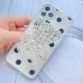 Dettaglio di un supporto per telefono a forma di orsetto con strass e fiocco argento - Supporto a gonfiabile / Orso con strass argento