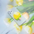 Close-up van een hars telefoonhouder in de vorm van een fruitijsje - Uitbreidbare Standaard / Gele Perzik