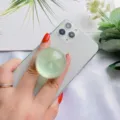 Supporto per telefono a forma di palla di cristallo verde su uno smartphone - Supporto a gonfiabile / Sfera di Cristallo Verde Chiaro